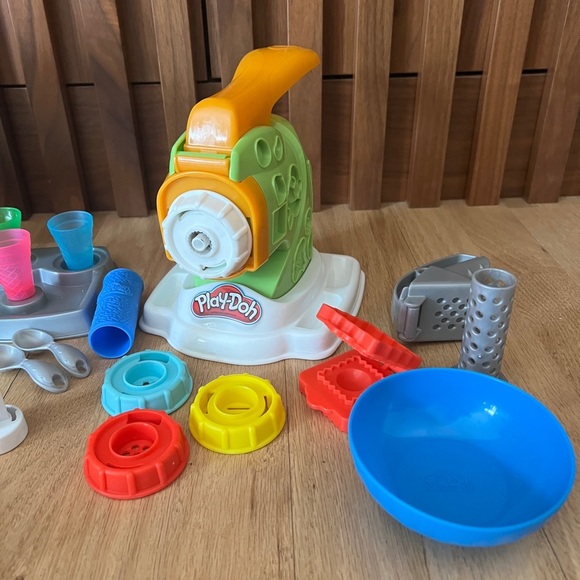 Play-doh Lot of 3 sets Pizza Oven Ice cream maker and Pasta maker with 15 dohs - Picture 2 of 8